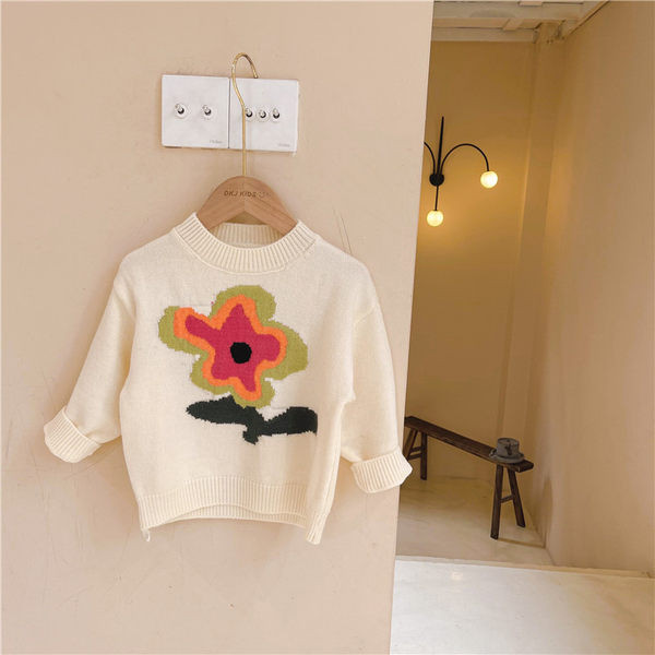 Set copii modern pentru fete - pulover cu model floral si blugi