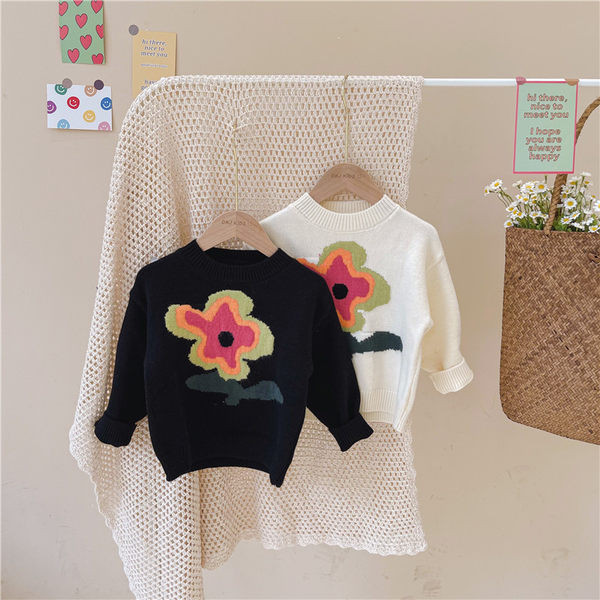 Set copii modern pentru fete - pulover cu model floral si blugi