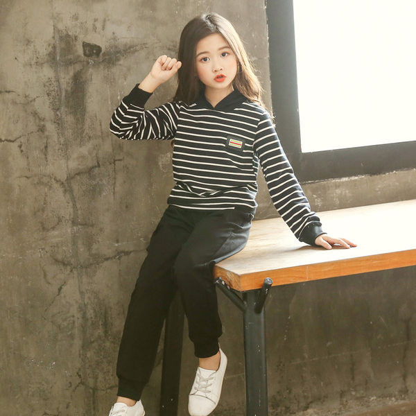 Set sport zilnic pentru fete de la ora două - pantaloni sport și un hanorac cu glugă