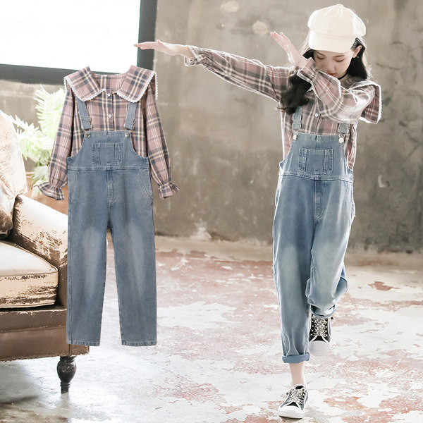 Set copii de salopeta din denim din doua piese si camasa in carouri pentru fete