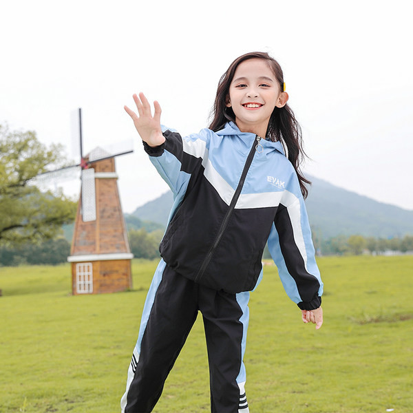 Παιδική αθλητική ομάδα σε δύο μέρη και φερμουάρ