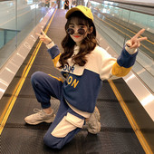 Νέο μοντέλο αθλητικό σετ δύο μερών για κορίτσια με επιγραφή