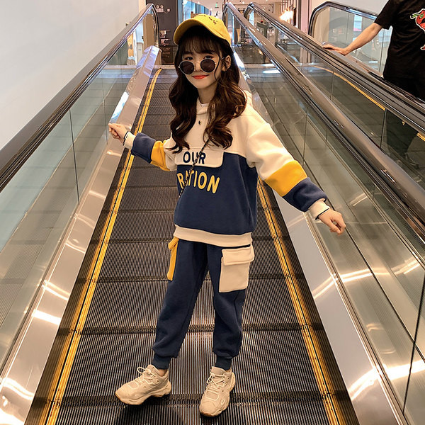 Νέο μοντέλο αθλητικό σετ δύο μερών για κορίτσια με επιγραφή