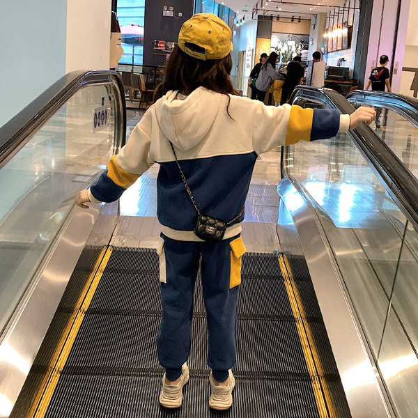 Νέο μοντέλο αθλητικό σετ δύο μερών για κορίτσια με επιγραφή