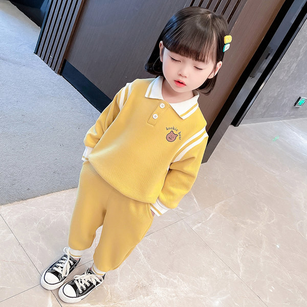 Παιδικό σετ σε δύο μέρη με κλασικό γιακά κουμπιά και απλικέ