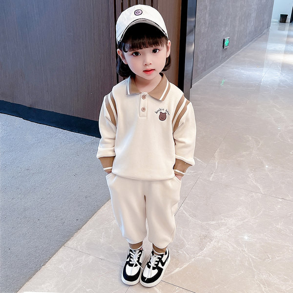 Παιδικό σετ σε δύο μέρη με κλασικό γιακά κουμπιά και απλικέ