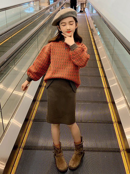 Φθινοπωρινό-χειμωνιάτικο σετ για κορίτσια σε δύο μέρη - πουλόβερ και φούστα