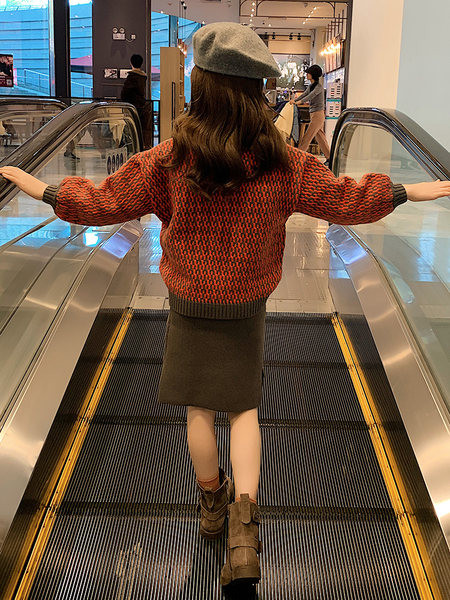 Φθινοπωρινό-χειμωνιάτικο σετ για κορίτσια σε δύο μέρη - πουλόβερ και φούστα