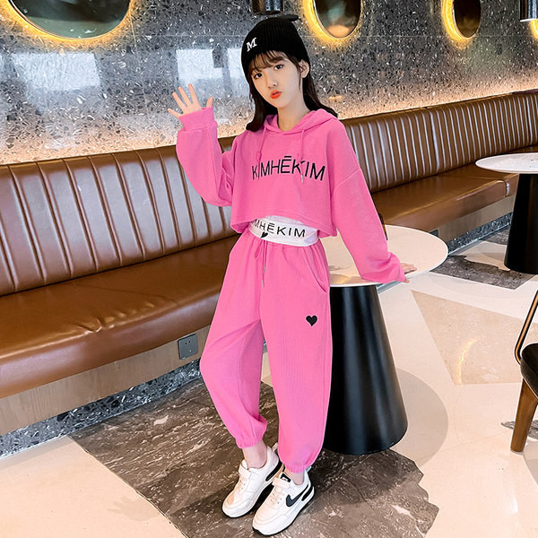 Sporta ikdienas bērnu komplekts, kurā ietilpst īss sporta krekls un brīvas bikses