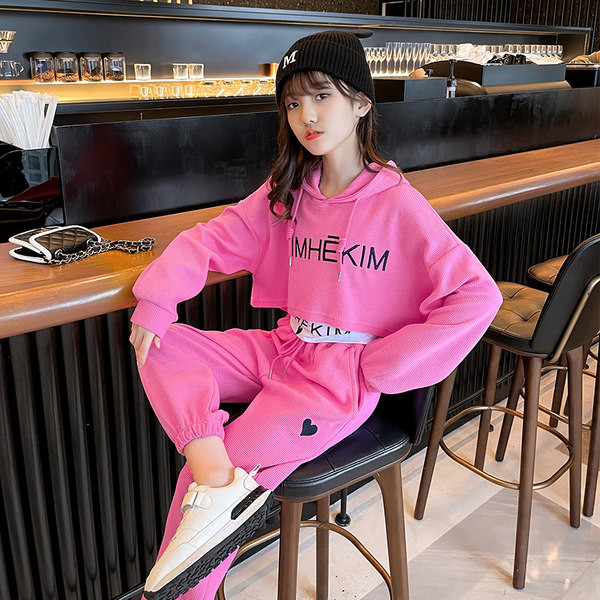 Sporta ikdienas bērnu komplekts, kurā ietilpst īss sporta krekls un brīvas bikses