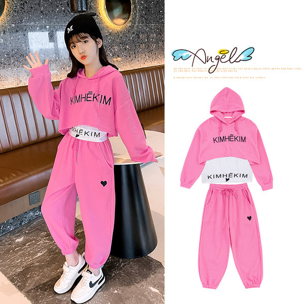 Sporta ikdienas bērnu komplekts, kurā ietilpst īss sporta krekls un brīvas bikses