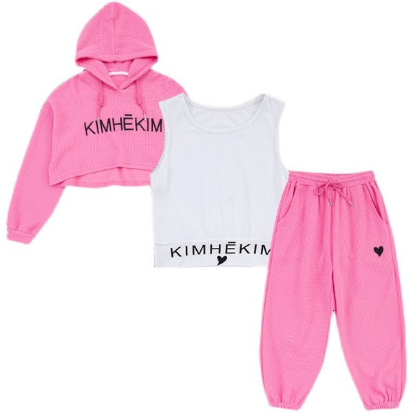 Sporta ikdienas bērnu komplekts, kurā ietilpst īss sporta krekls un brīvas bikses