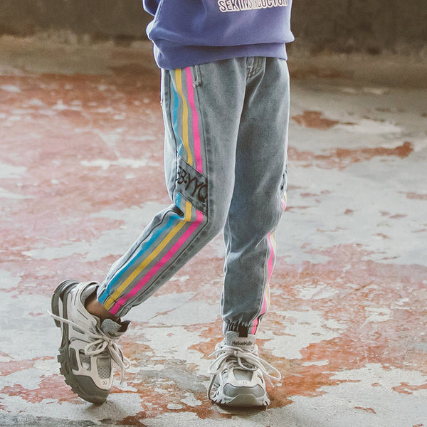 Νέο μοντέλο τζιν για κορίτσια με λάστιχο  και χρωματιστή μπορντούρα