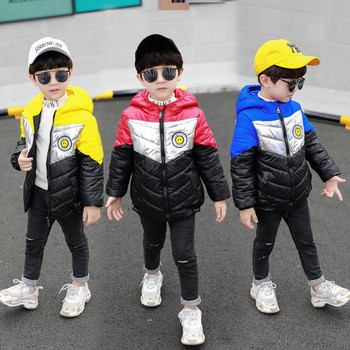 Κομψό παιδικό μπουφάν για αγόρια με απλικέ και κουκούλα