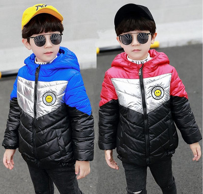 Κομψό παιδικό μπουφάν για αγόρια με απλικέ και κουκούλα