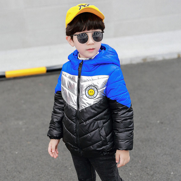 Stiilne aplikatsiooni ja kapuutsiga laste jope poistele