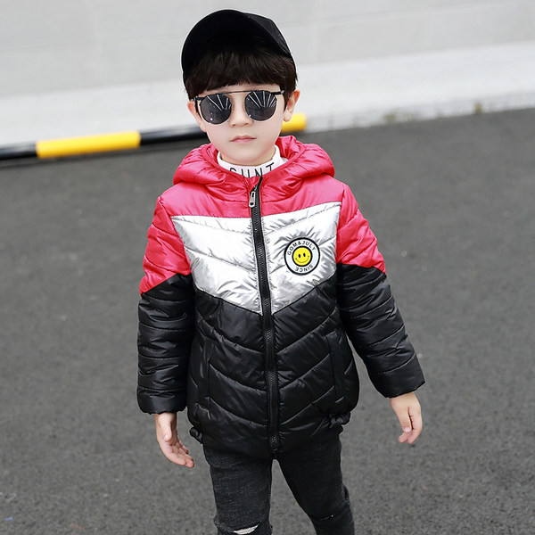 Stiilne aplikatsiooni ja kapuutsiga laste jope poistele