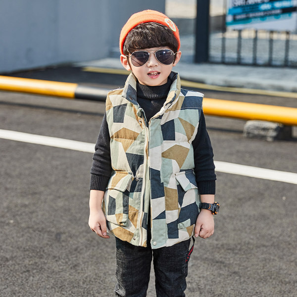Παιδικό γιλέκο φθινοπώρου-χειμώνα με τσέπες και πολύχρωμο σχέδιο