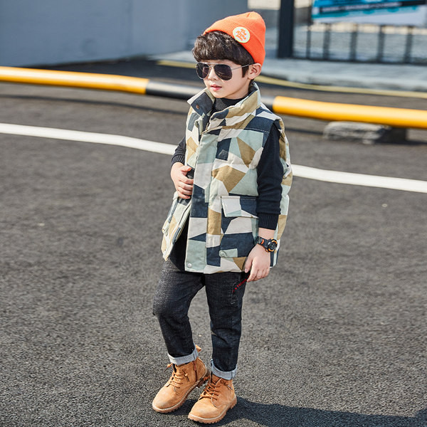 Παιδικό γιλέκο φθινοπώρου-χειμώνα με τσέπες και πολύχρωμο σχέδιο