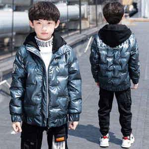 Μοντέρνο παιδικό μπουφάν για αγόρια με επιγραφή και κουκούλα