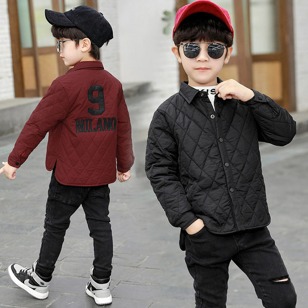 Νέο μοντέλο μπουφάν για αγόρια με κεντημένη επιγραφή στην πλάτη