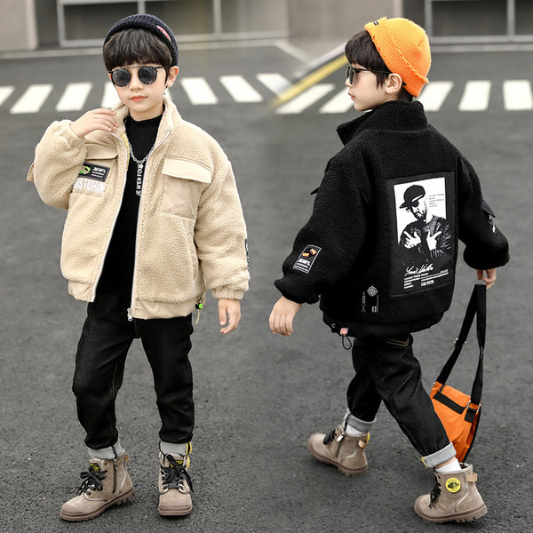 Παιδικό μπουφάν για αγόρια με στάμπα στην πλάτη και κούμπωμα με φερμουάρ