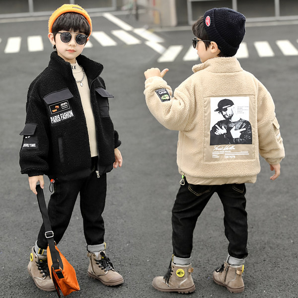 Παιδικό μπουφάν για αγόρια με στάμπα στην πλάτη και κούμπωμα με φερμουάρ