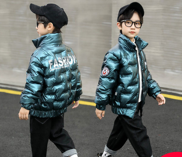 Κομψό παιδικό μπουφάν για αγόρια με φερμουάρ και επιγραφή