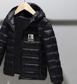 Παιδικό μπουφάν για αγόρια με κουκούλα και έμβλημα