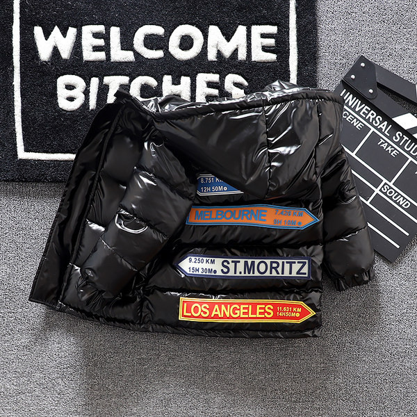 Μοντέρνο παιδικό μπουφάν για αγόρια με επιγραφή στην πλάτη σε δύο χρώματα