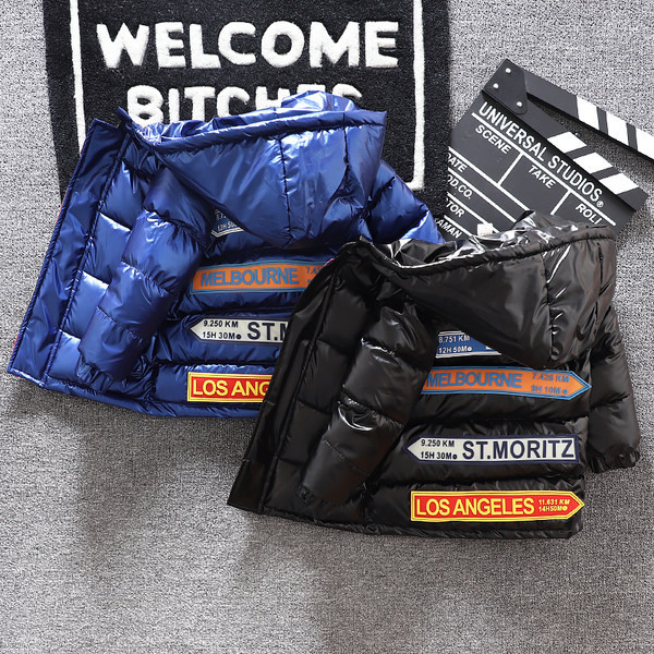 Μοντέρνο παιδικό μπουφάν για αγόρια με επιγραφή στην πλάτη σε δύο χρώματα