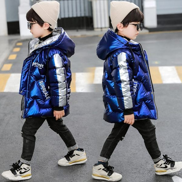 Dječji prsluk s kapuljačom i natpisima