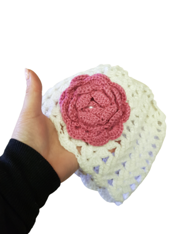 Детска шапка с цвете,ръчно плетена,мека,бяло/розово,3-5 години