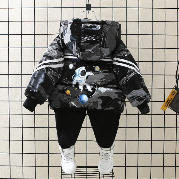 Moderna dječja jakna s aplikacijom i kapuljačom - za dječake