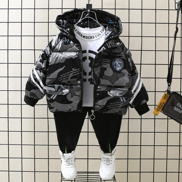 Moderna dječja jakna s aplikacijom i kapuljačom - za dječake