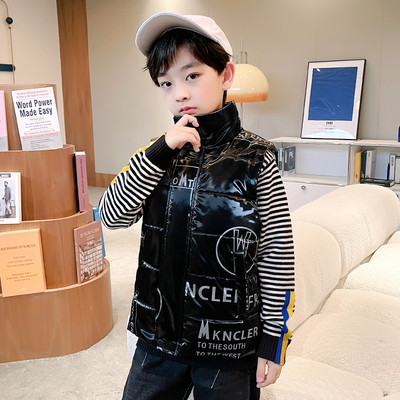 Παιδικό χειμωνιάτικο γιλέκο με ψηλό γιακά σε λευκό και μαύρο χρώμα