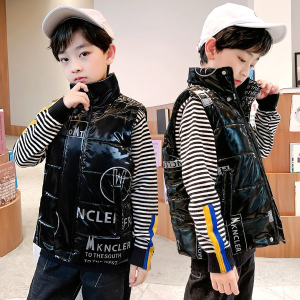 Παιδικό χειμωνιάτικο γιλέκο με ψηλό γιακά σε λευκό και μαύρο χρώμα