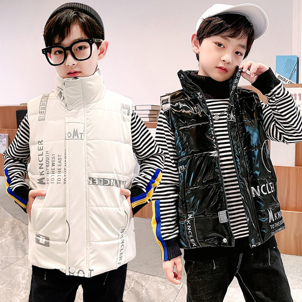 Παιδικό χειμωνιάτικο γιλέκο με ψηλό γιακά σε λευκό και μαύρο χρώμα