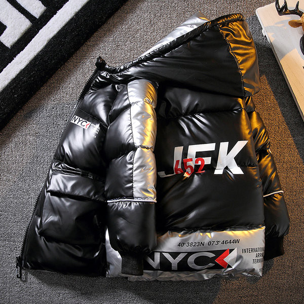 Dabartinė vaikiška striukė su užrašais - berniukams