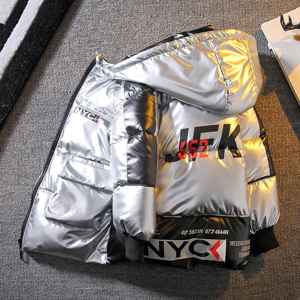 Dabartinė vaikiška striukė su užrašais - berniukams