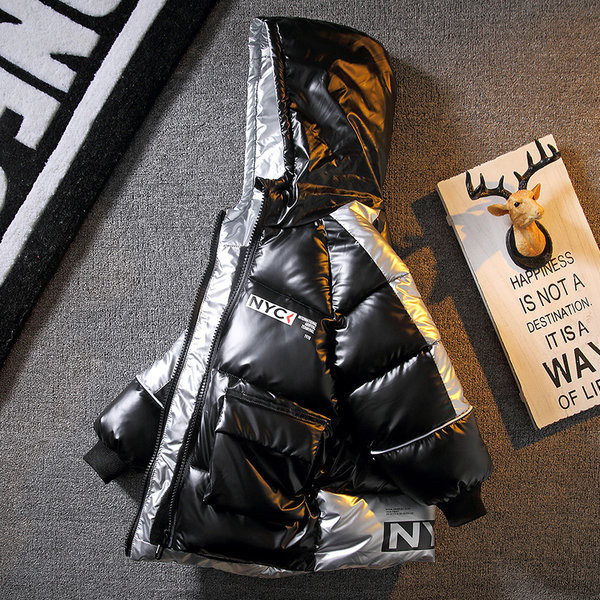 Dabartinė vaikiška striukė su užrašais - berniukams