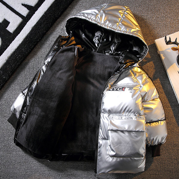 Dabartinė vaikiška striukė su užrašais - berniukams