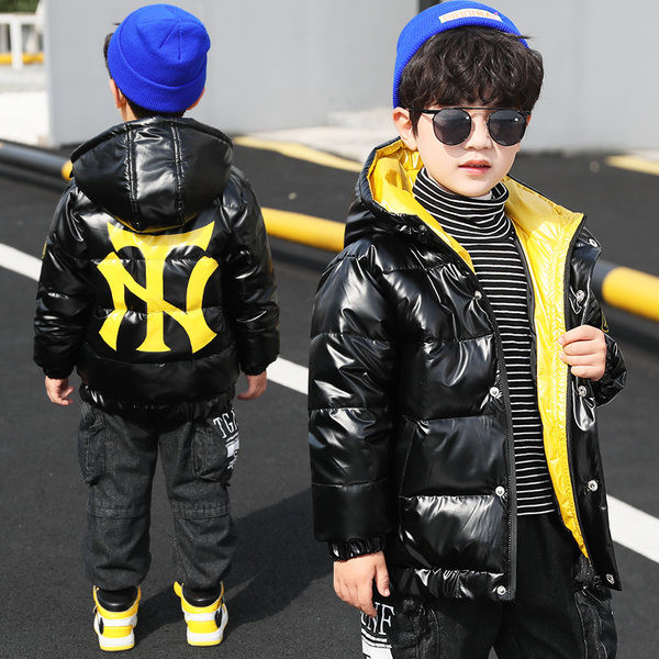 Παιδικό μπουφάν για αγόρια με απλικέ στην πλάτη και κουκούλα