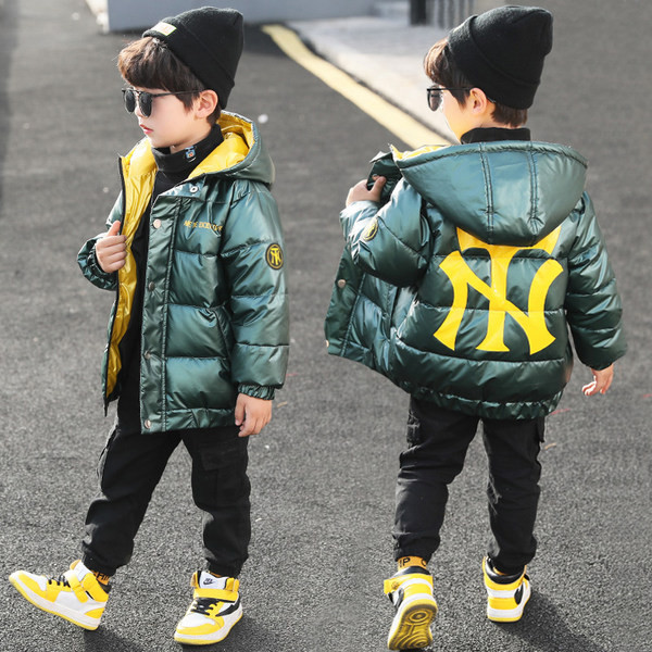 Παιδικό μπουφάν για αγόρια με απλικέ στην πλάτη και κουκούλα