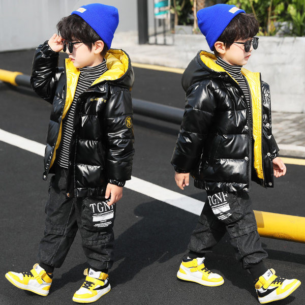 Παιδικό μπουφάν για αγόρια με απλικέ στην πλάτη και κουκούλα