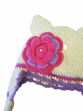 Зимна детска шапка,ръчно плетена