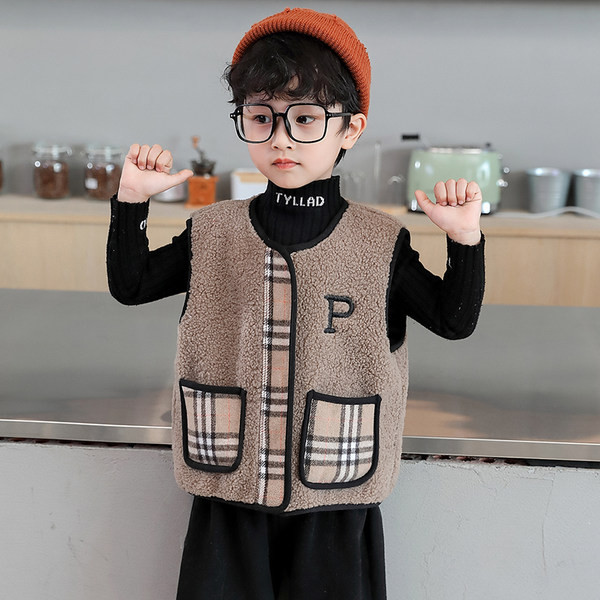 Παιδικό γιλέκο με τσέπες σε μπεζ και καφέ