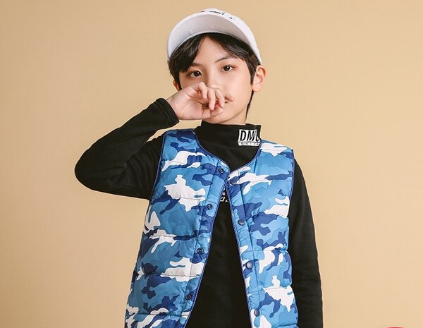 Ежедневен детски елек за момчета с камуфлажен десен