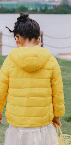 Модерно детско олекотено яке с качулка подходящо за момчета или момичета