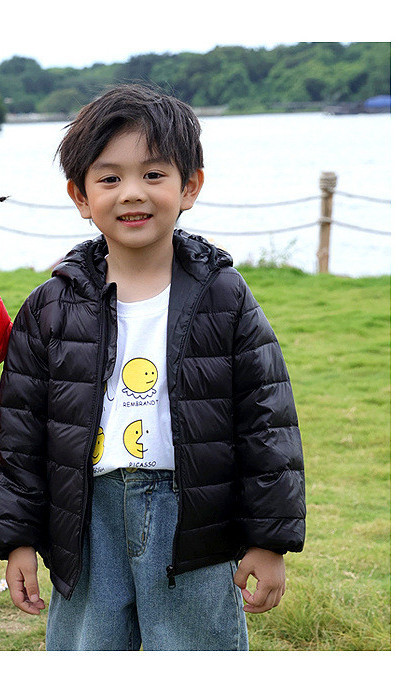 Модерно детско олекотено яке с качулка подходящо за момчета или момичета